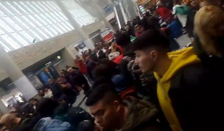 Decenas De Pasajeros Varados En El Aeropuerto Por La Cancelaci N De Un