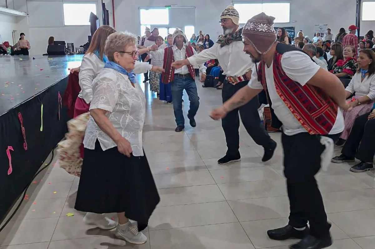 Los adultos mayores festejaron su día con actuaciones y bailes Diario