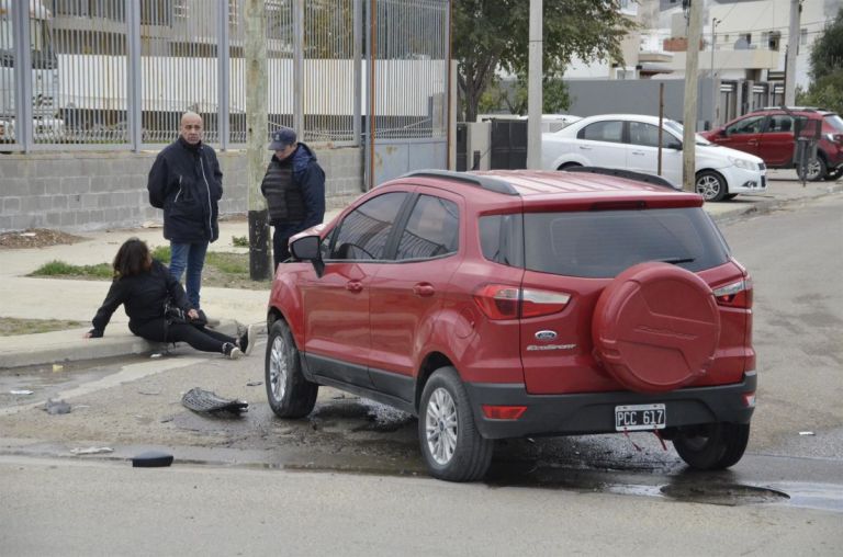 Conductora lesionada tras violenta colisión sobre avenida Chile y calle