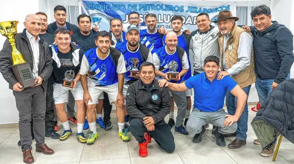 Llugdar entregó la copa a Superior como campeón del Torneo de Fútbol de Petroleros Jerárquicos en Chubut