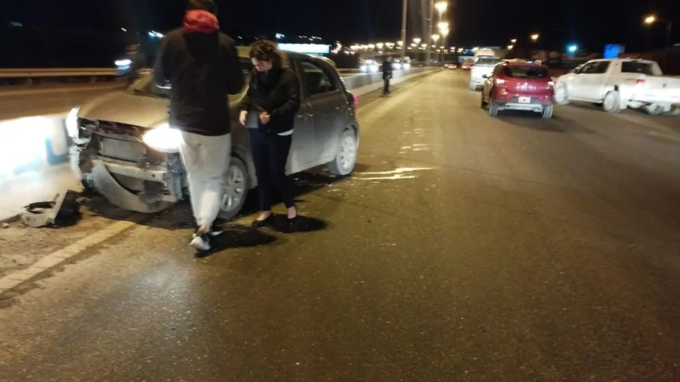 Perdió el control del auto y chocó contra una barrera de cemento