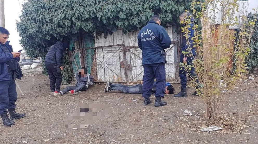 Con una “Tumbera” asaltó a dos trabajadores, les robó la camioneta y terminó perseguido por policía y preso junto a su padre que salió en su defensa