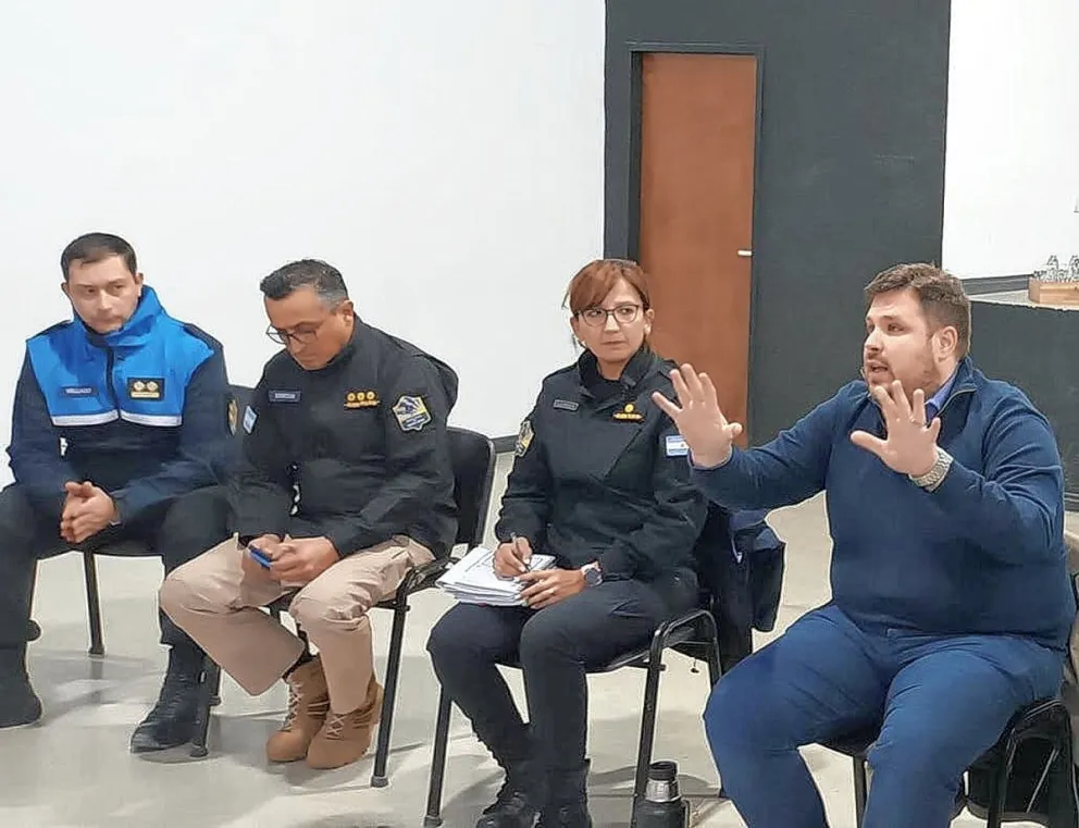 Pratti visitó Deseado y prometió cámaras de seguridad y más patrulleros para combatir el delito