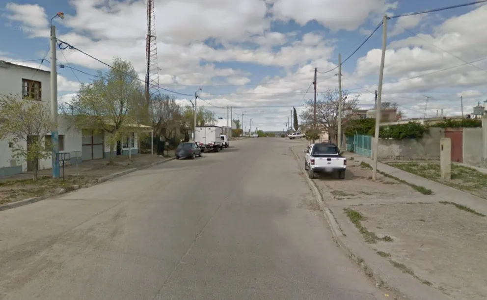 Le robaron batería y rueda de auxilio de su camioneta estacionada frente a su casa