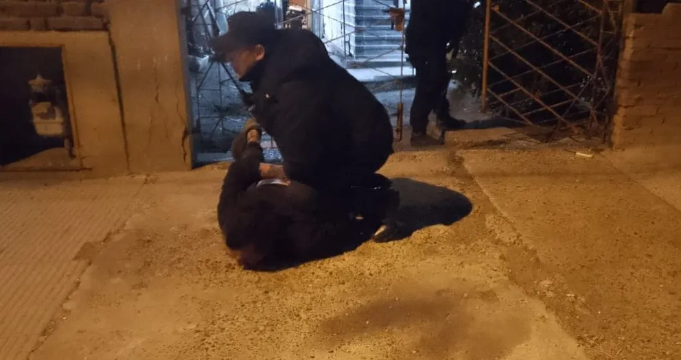 Atacó a policías con un cuchillo e intentó herirlos cuando concurrieron por un caso de violencia familiar