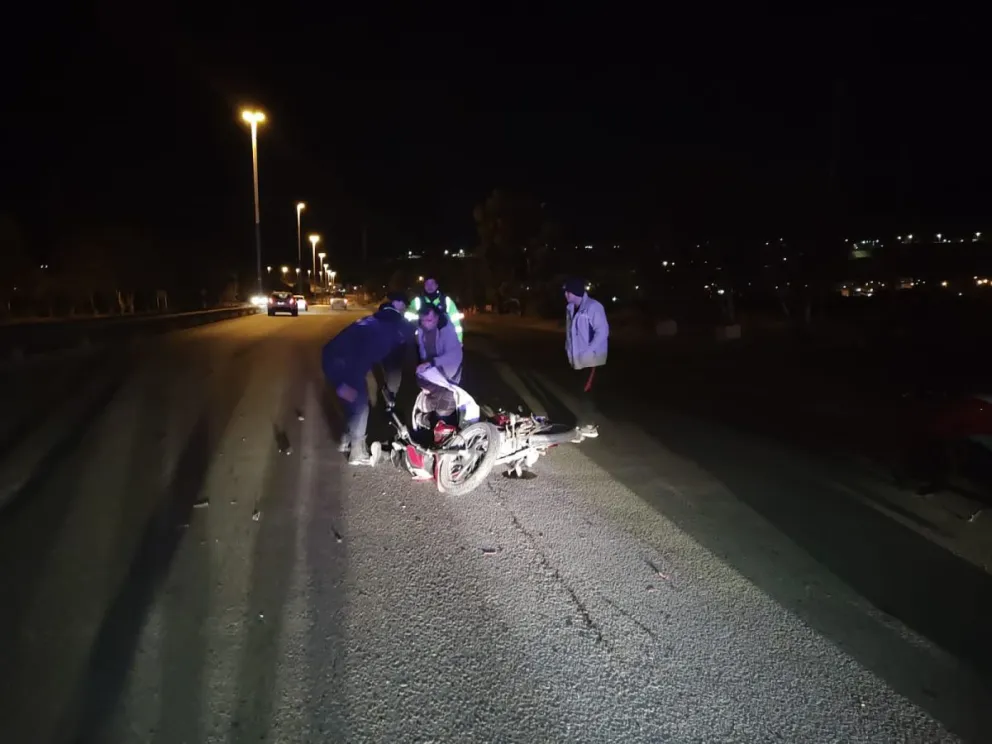 Un motociclista  chocó contra un auto en Ruta 3 y tuvo que ser derivado al hospital