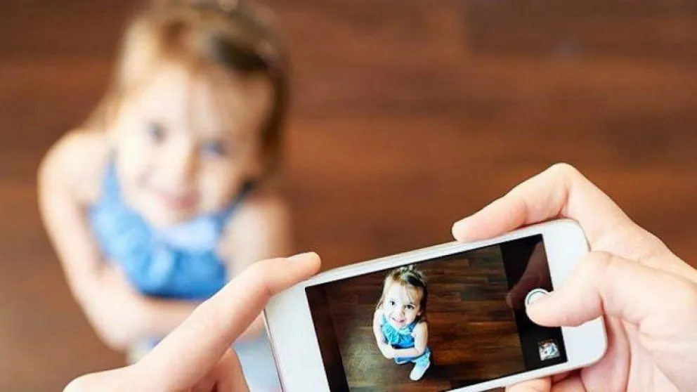 Sharenting: los peligros de compartir constantemente la vida de los hijos en redes