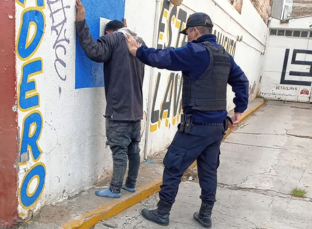 Vecinos atraparon a un ladrón que ingresó a un domicilio céntrico y robó dinero y un celular