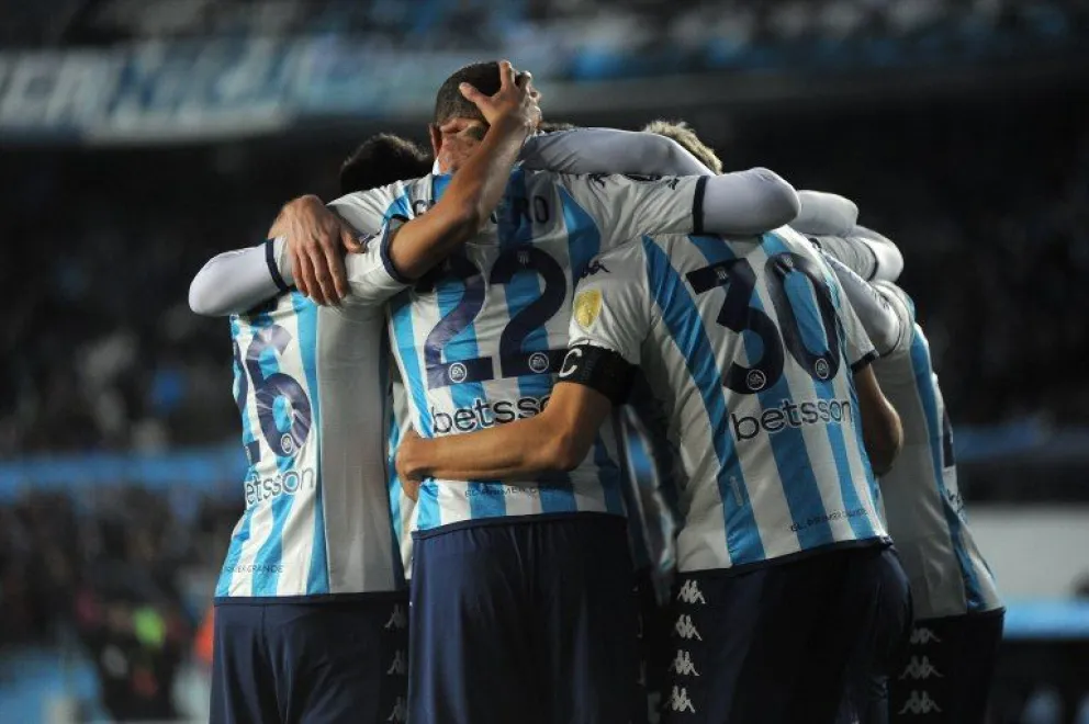 Racing sorprendió a Colón y lo goleó en Santa Fe