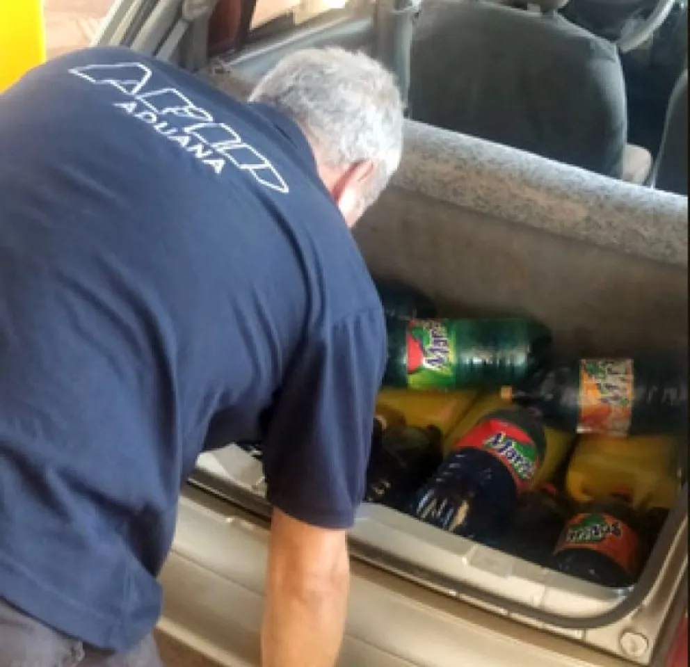 "No compré nada en Argentina", aseguró, pero se llevaba a Paraguay 300 litros de nafta en botellas plásticas