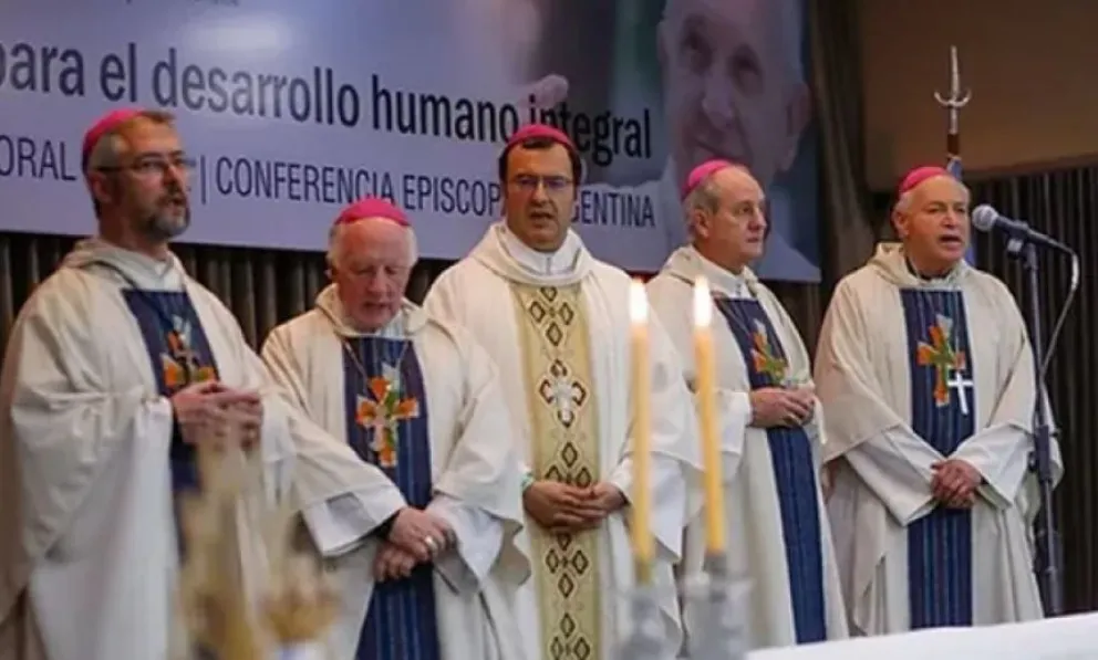 "La democracia pasó a ser una herramienta condicionada por poderes minoritarios o corporativos", advirtió la Iglesia