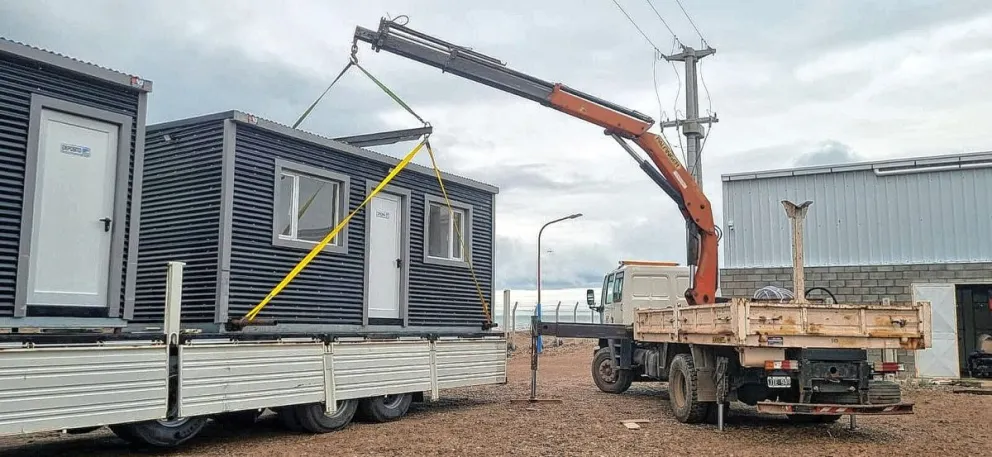 Puerto Deseado: Servicios Públicos instala nuevos módulos para oficinas en la planta de ósmosis