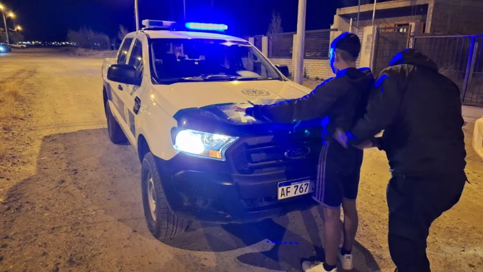 Rompió el parabrisas de un móvil policial y fue detenido 