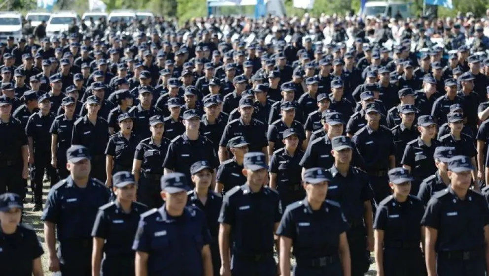 El Gobierno fijó aumentos salariales para el personal militar y policial