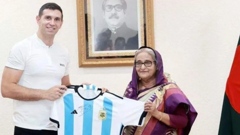 "Dibu" Martínez visitó Bangladesh y generó una revolución tras el apoyo a la Selección en el Mundial