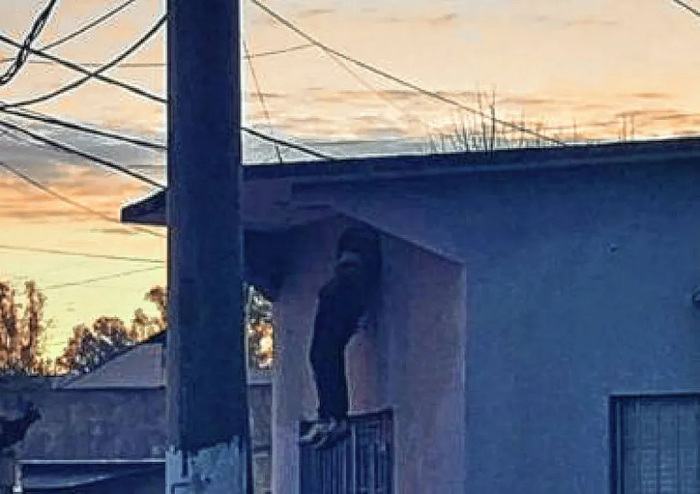 Quiso entrar a robar en una casa, quedó atrapado entre las rejas y murió ahogado