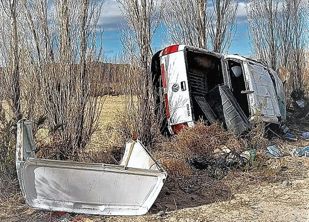 Volcó una camioneta de Telefónica en una curva cerca de Las Plumas y su conductor salió ileso