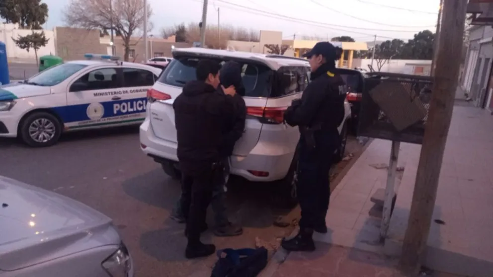 Tenía un arma, lo detuvieron y una mujer quiso evitar la aprehensión del sujeto y terminó en la comisaría