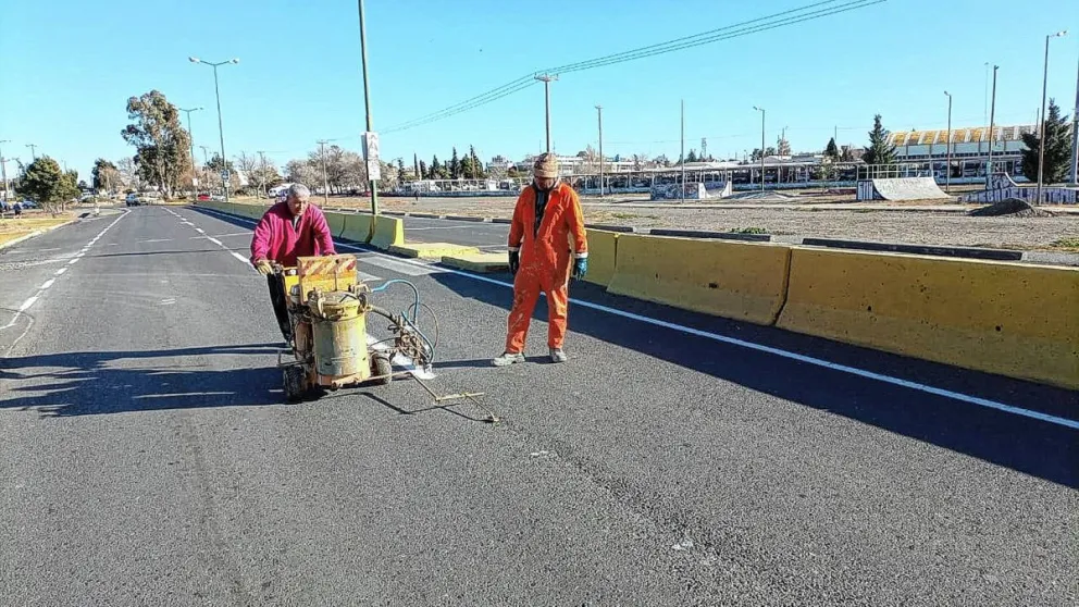 Vialidad Provincial realiza trabajos de señalización horizontal en la Doble Trocha que une Rawson con Playa Unión