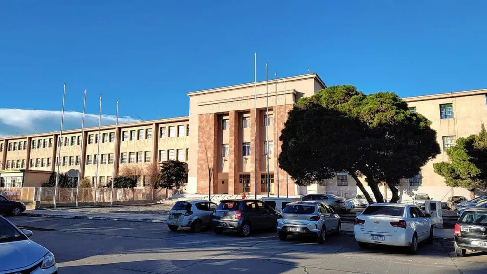 Un menor fue agredido y amenazado en la escuela, y sus padres tuvieron que cambiarlo de institución ante la falta de soluciones