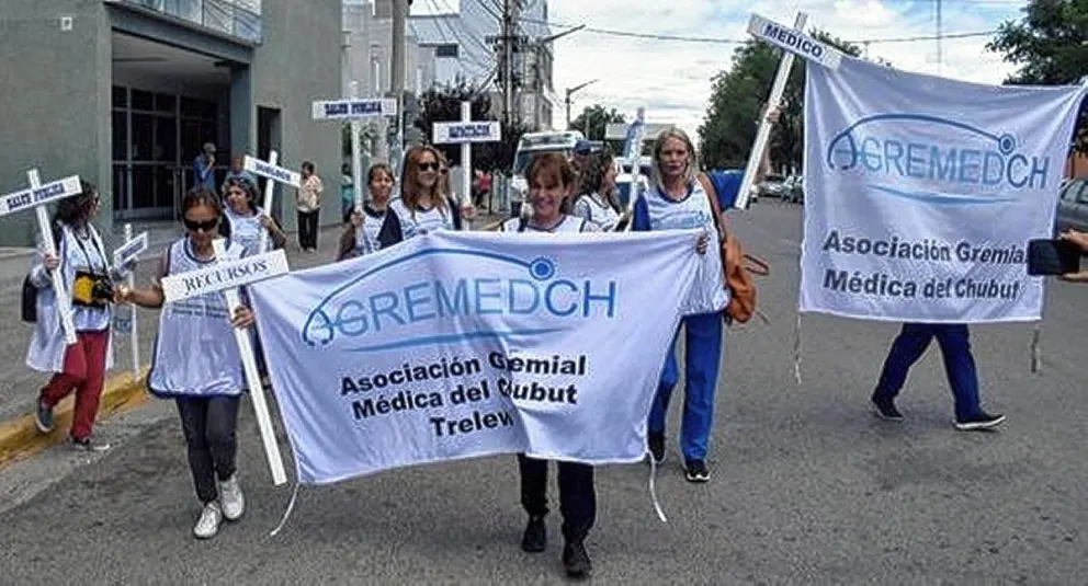 Médicos siguen exigiendo respuestas a los reclamos salariales y plantean que no quieren llegar al paro