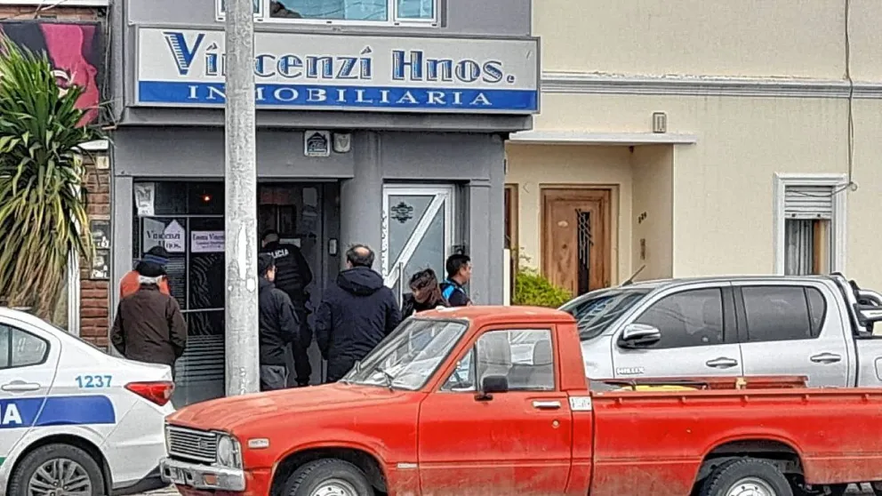 Asaltan a comerciante chino en céntrica inmobiliaria de Trelew cuando estaba pagando el alquiler del negocio