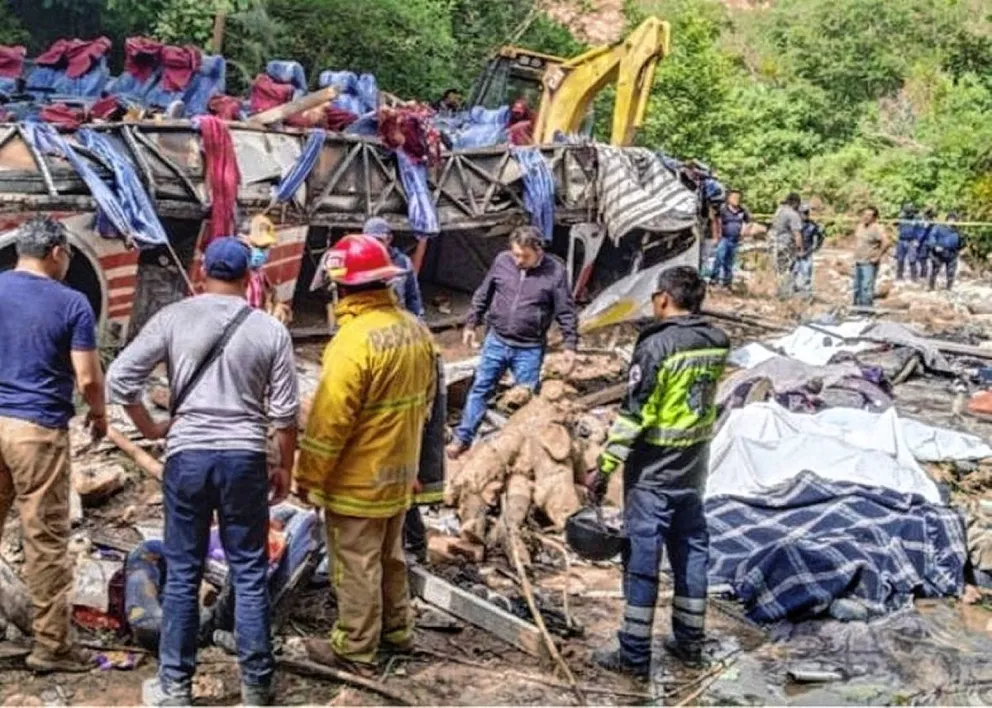 Tragedia en México: al menos 27 personas murieron al volcar y desbarrancarse un ómnibus