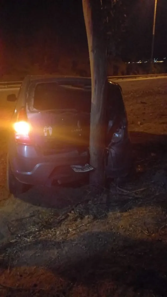 Derrapó y chocó contra un árbol en la Curva del Papa