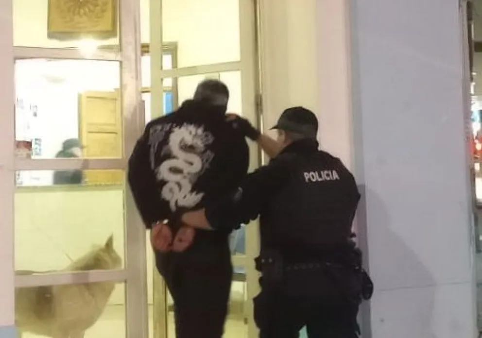 Lo echaron del casino y resultó contar con pedido de captura