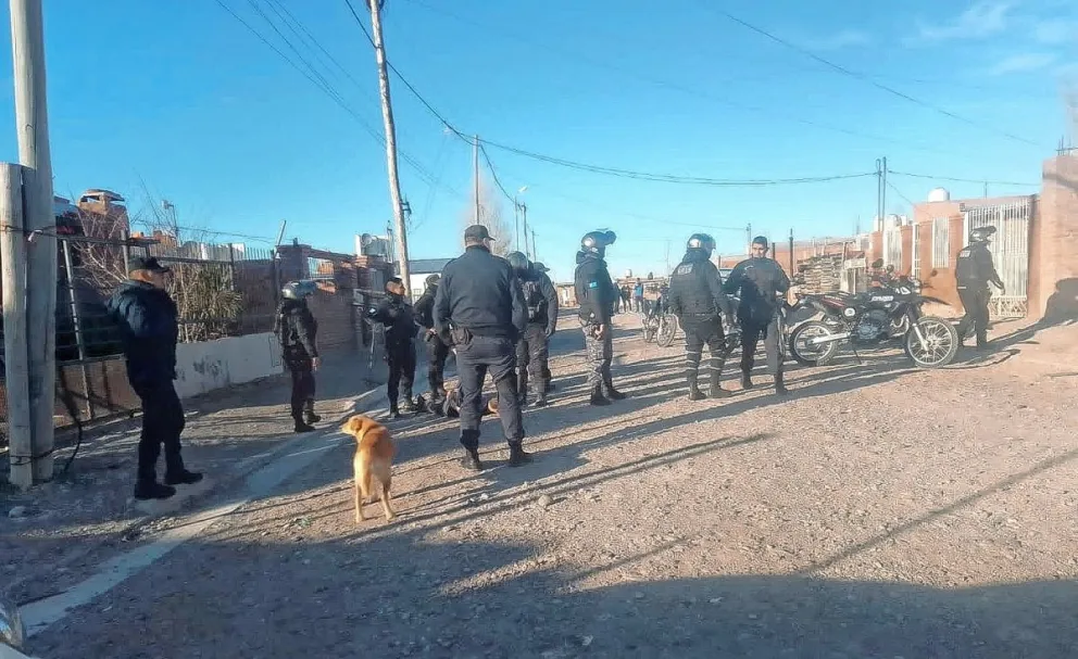 Ladrones estrellan el auto contra una vivienda huyendo de la policía tras robarle a repartidor