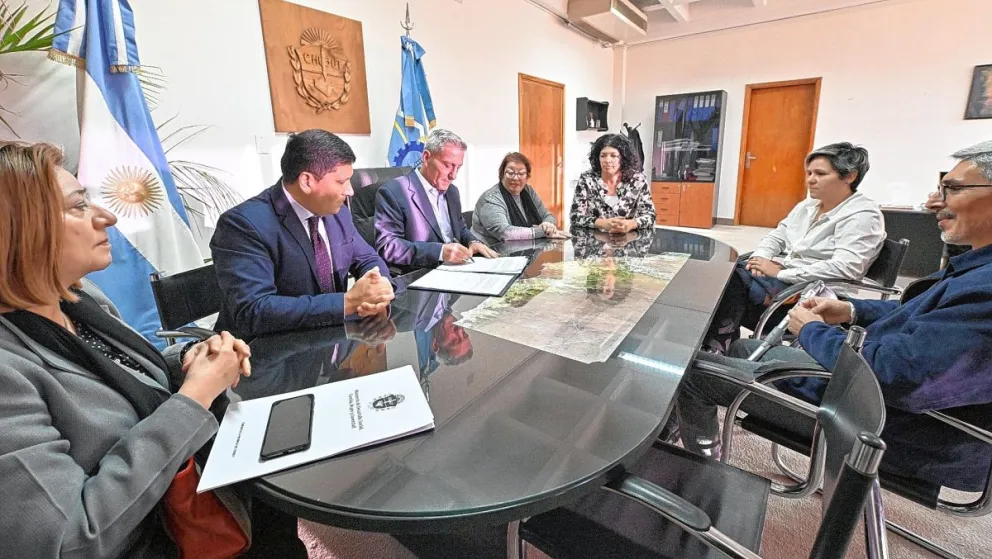 Arcioni firmó el convenio que transfiere al Ministerio de Desarrollo Social las instalaciones del ex hospital de Dolavon