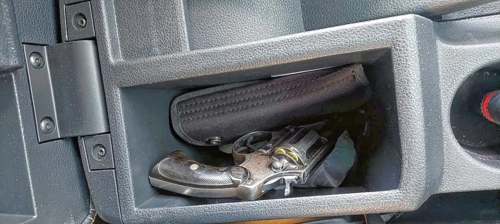 Le secuestraron la camioneta en que circulaba negligentemente por la costanera, cuchillo, una pistola y el revólver y 11 proyectiles que guardaba en la guantera