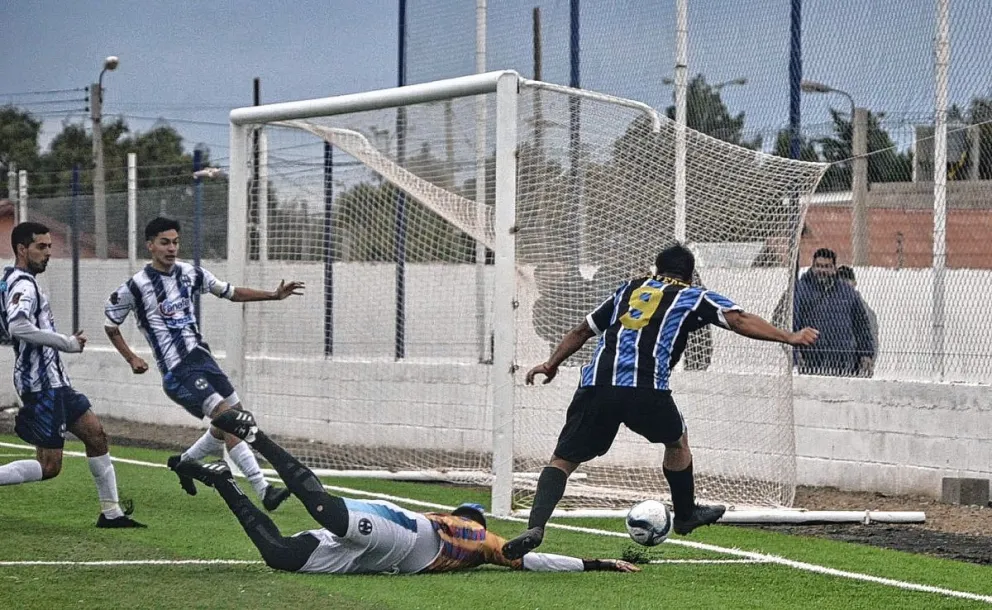 Fútbol Categoría B:  Diadema y Saavedra siguen ganando