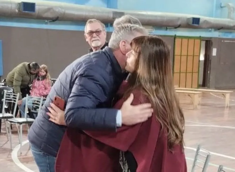Arcioni despidió los restos de Alejandro Avendaño y acompañó a la familia y comunidad de Río Mayo en este difícil momento 