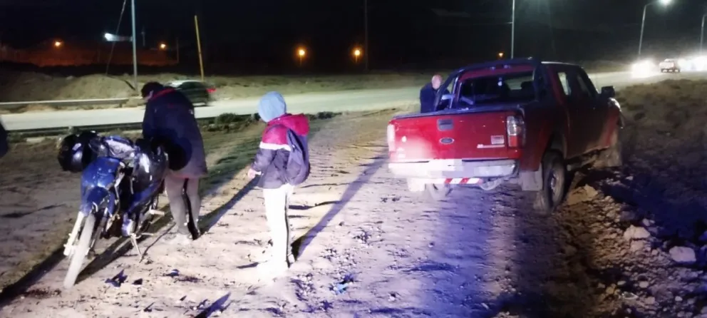 Iban en motocicleta, chocaron con una camioneta y los trasladaron al hospital