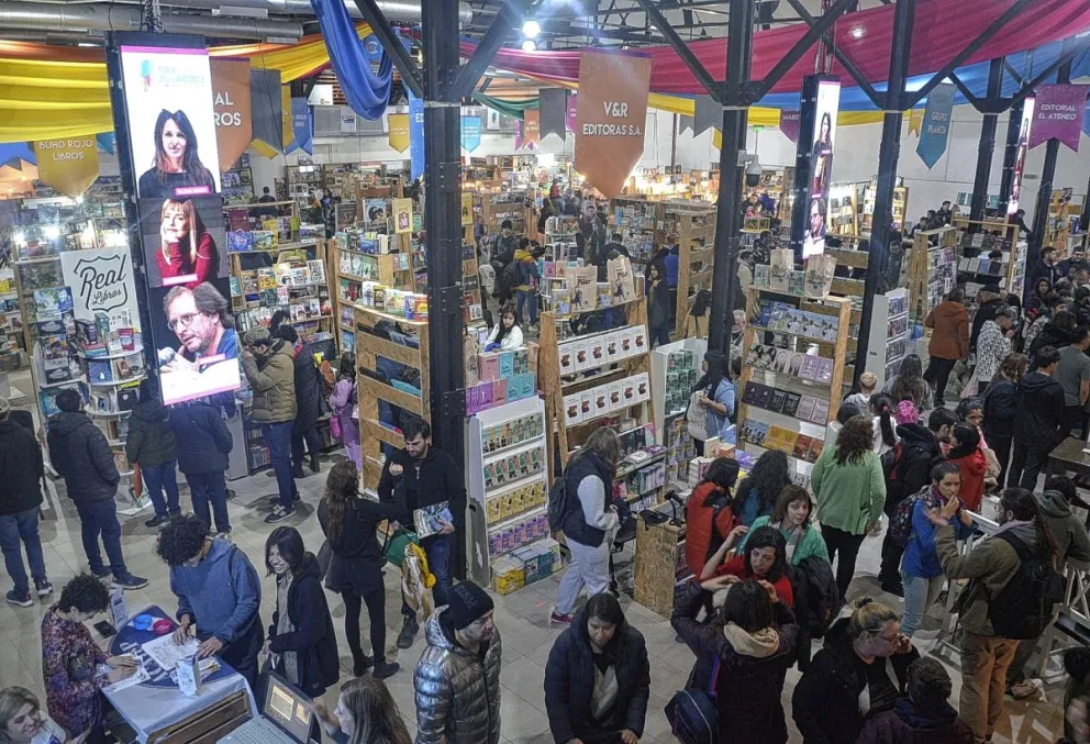 La Feria del Libro de Comodoro continúa  convocando