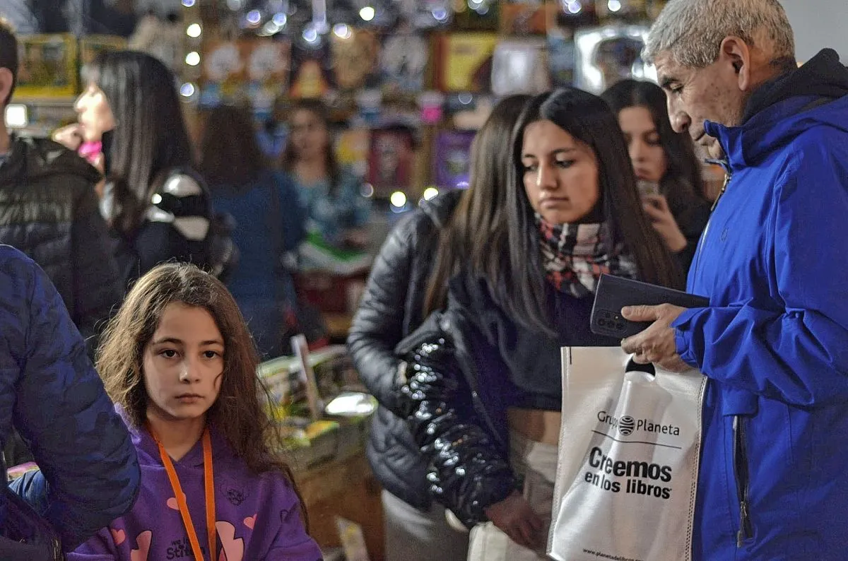 La Feria del Libro de Comodoro continúa convocando