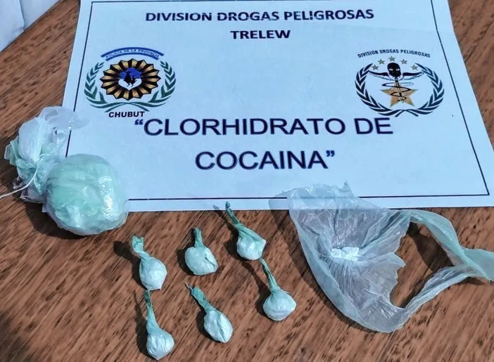 Una familia vendía drogas en su casa, la policía los allanó y les desbarató el negocio: secuestraron marihuana y cocaína