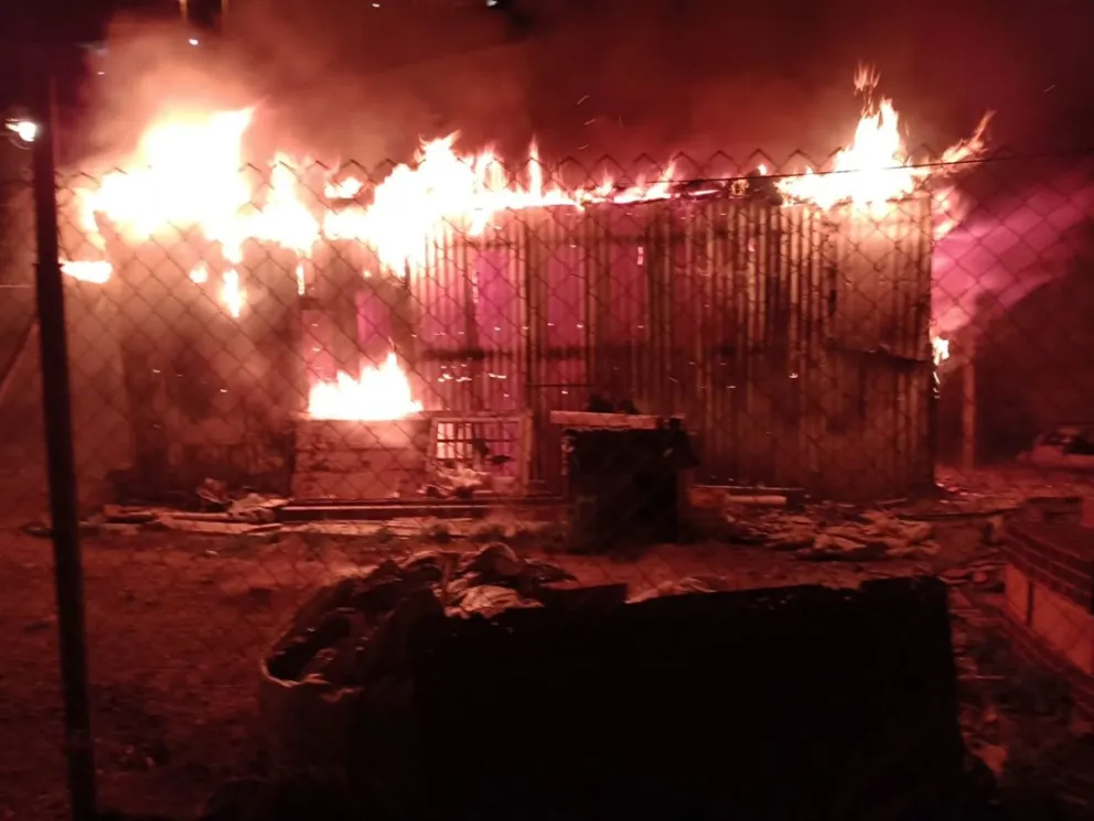 Un hombre se encuentra internado en grave estado luego de incendiarse su vivienda