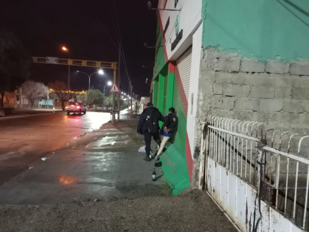 Robaron bebidas alcohólicas en un comercio y los detuvieron 