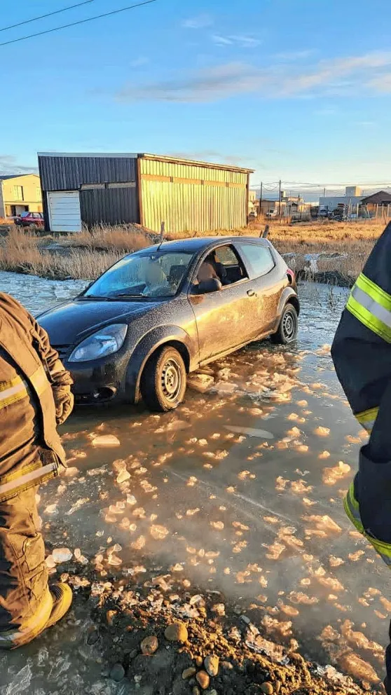Rescatan a una madre y a su hijo de un vehículo atascado en una laguna congelada