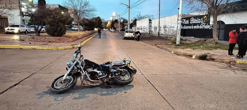 Motociclista lesionado en violento choque con auto en Trelew