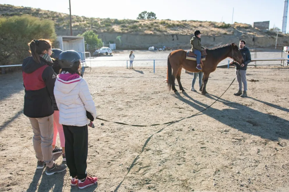 Cuáles son los talleres sociales y deportivos que promueve el Municipio de Rada Tilly