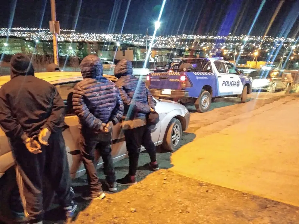 Detienen a tres sujetos luego de intentar comprar ropa con una tarjeta que habían sustraído en violento asalto