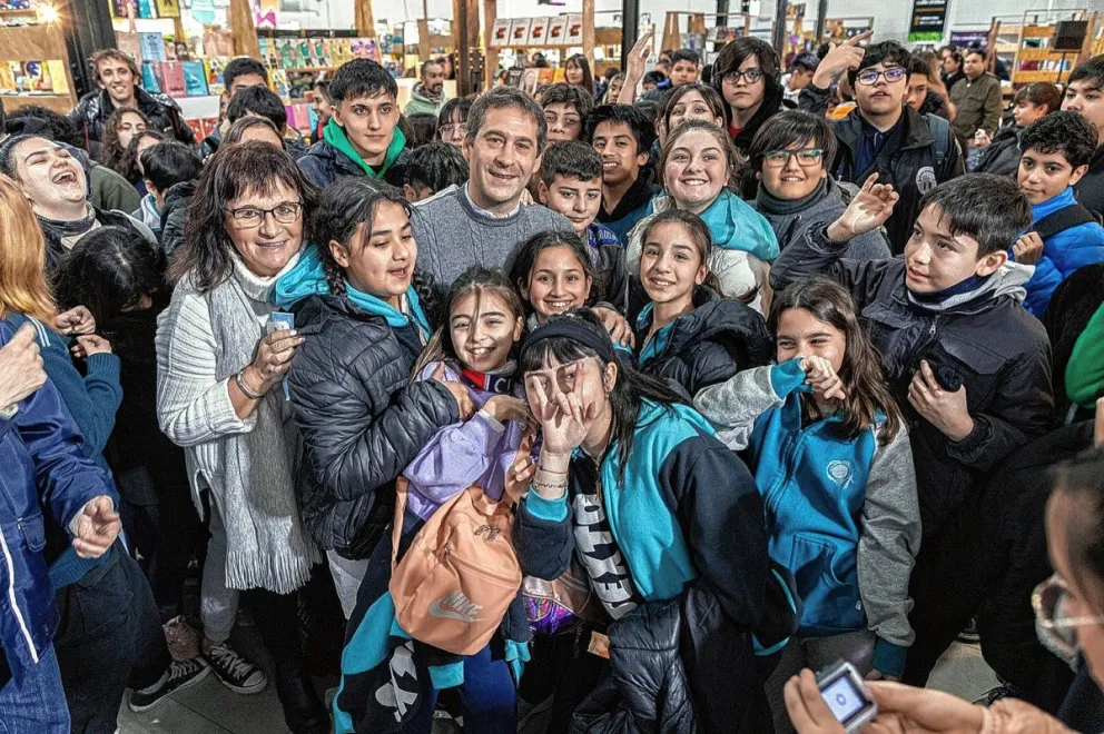 Luque celebró por la forma en que los niños y jóvenes disfrutan de la Feria del Libro de Comodoro
