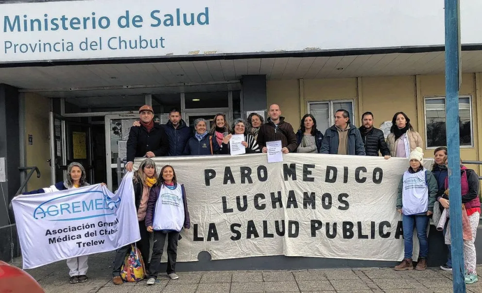Los médicos del Chubut iniciaron paro y se movilizaron al Ministerio de Salud