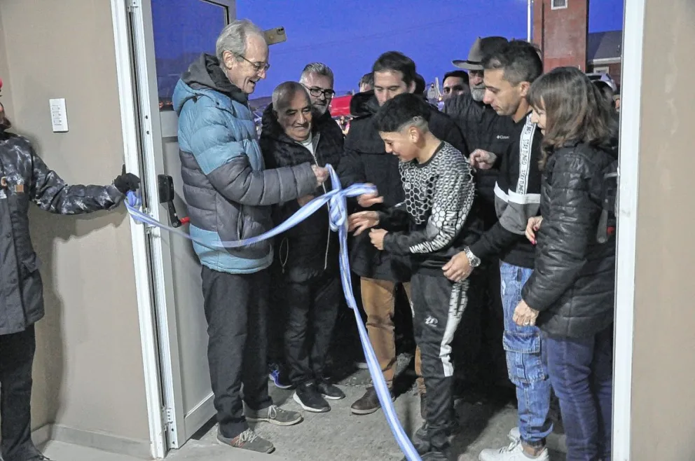 Nueva Generación inauguró vestuarios y el Municipio anunció el césped sintético