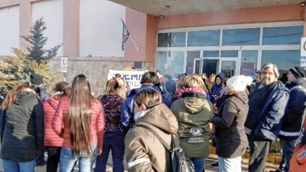 Mientras se desarrollaba el acto por el  139 aniversario de Puerto Deseado, los municipales  protestaron por el pago de un bono de cien mil pesos