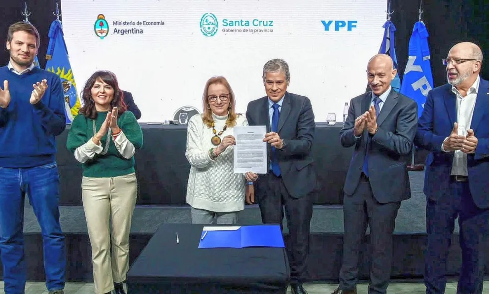 YPF instala planta potabilizadora de agua en Caleta Olivia  y presenta línea de créditos para las PYMES de la región
