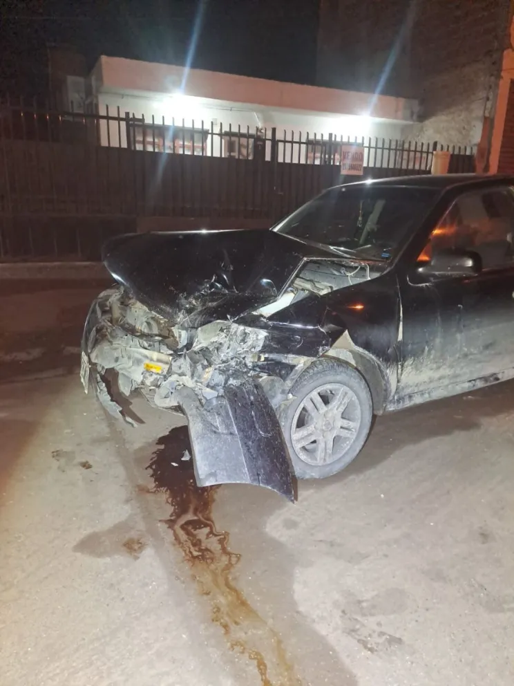 Chocó contra dos vehículos estacionados en barrio San Cayetano